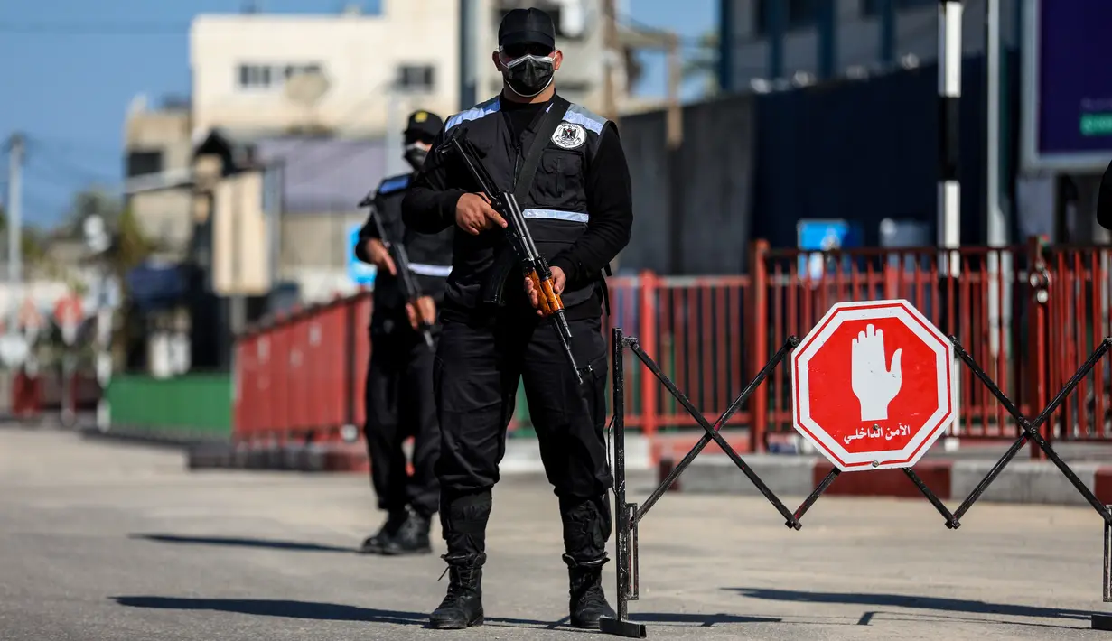 Sejumlah polisi berjaga saat lockdown di Kota Khan Younis, Jalur Gaza, Palestina, 19 Desember 2020. Lockdown penuh dan jam malam diberlakukan di Tepi Barat dan Jalur Gaza untuk mengendalikan meningkatnya jumlah infeksi dan kematian akibat COVID-19. (Xinhua/Yasser Qudih)