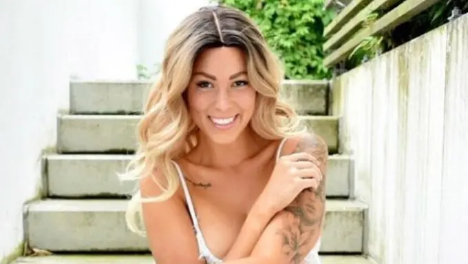 [Bintang] Wanita Ini Selalu Pakai Rambut Palsu, Alasannya Bikin Terharu