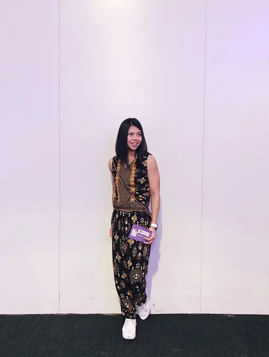 Selain mengenakan kaos, Greysia juga sering mengenakan setelan batik. Penampilannya ini pun kerap menuai pujian dari warganet. (Liputan6.com/IG/greyspolii)