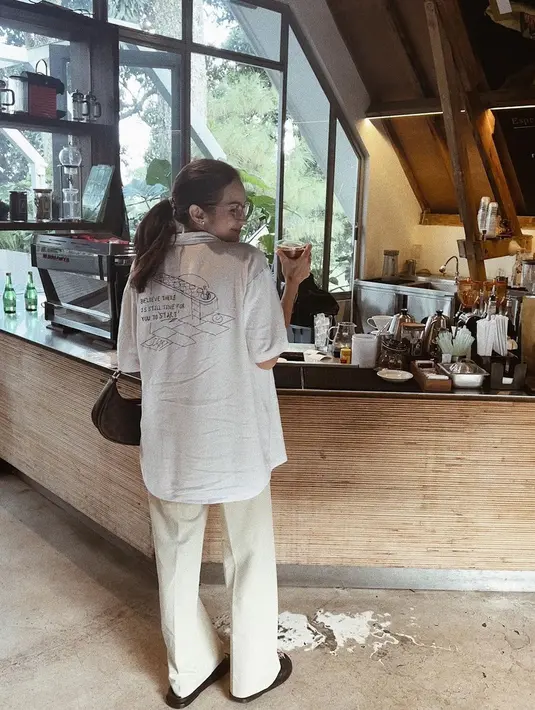 Busana serba putih yang digunakan oleh Enzy Storia satu ini juga bisa dijadikan inspirasi. Memilihi memakai kemeja oversize serta celana berwarna senada, Enzy terlihat tampil cukup berbeda dengan kacamatanya. (Liputan6.com/IG/@enzystoria)