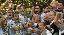 Para pemain Lazio merayakan kemenangan 2-1 atas Inter Milan dalam perebutan Piala Super Italia di Stadion Nasional alias Bird&#039;s Nest di Beijing, Cina, 8 Agustus 2009. AFP PHOTO/LIU Jin