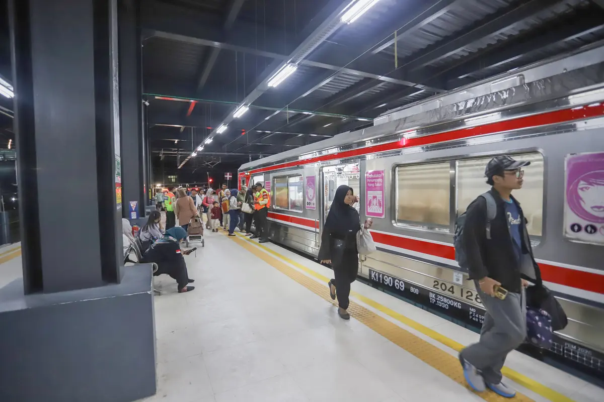 KAI Ungkap Penyebab KRL Rangkasbitung Selalu Penuh Sesak
