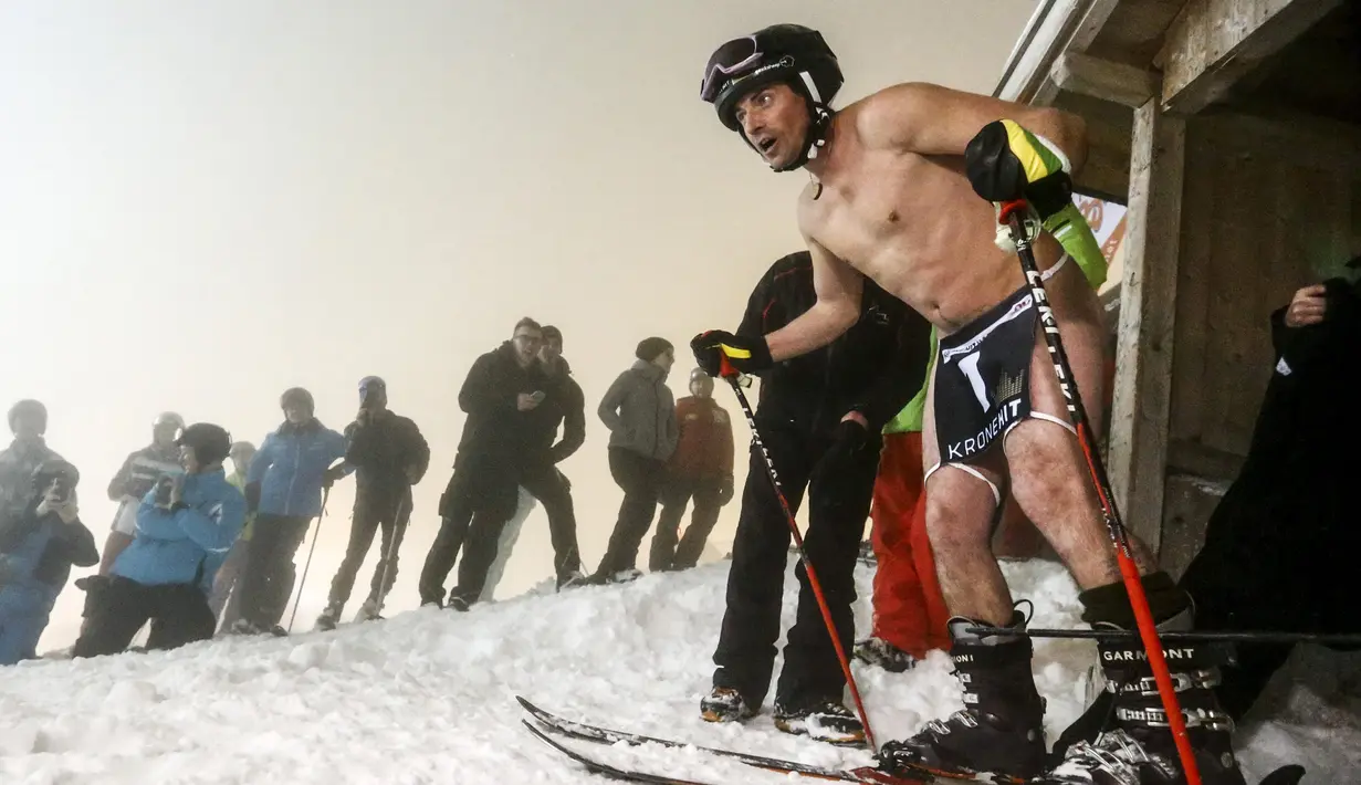 Peserta pria bersiap jelang aksi di "Naked Slalom Ski Race" di resor ski Steinach am Brenner, Austria, Sabtu (12/3/2016). Dalam pertandingan ini, setiap peserta diwajibkan bugil dan hanya memakai kain nomor saja. (Reuters/Dominic Ebenbichler)