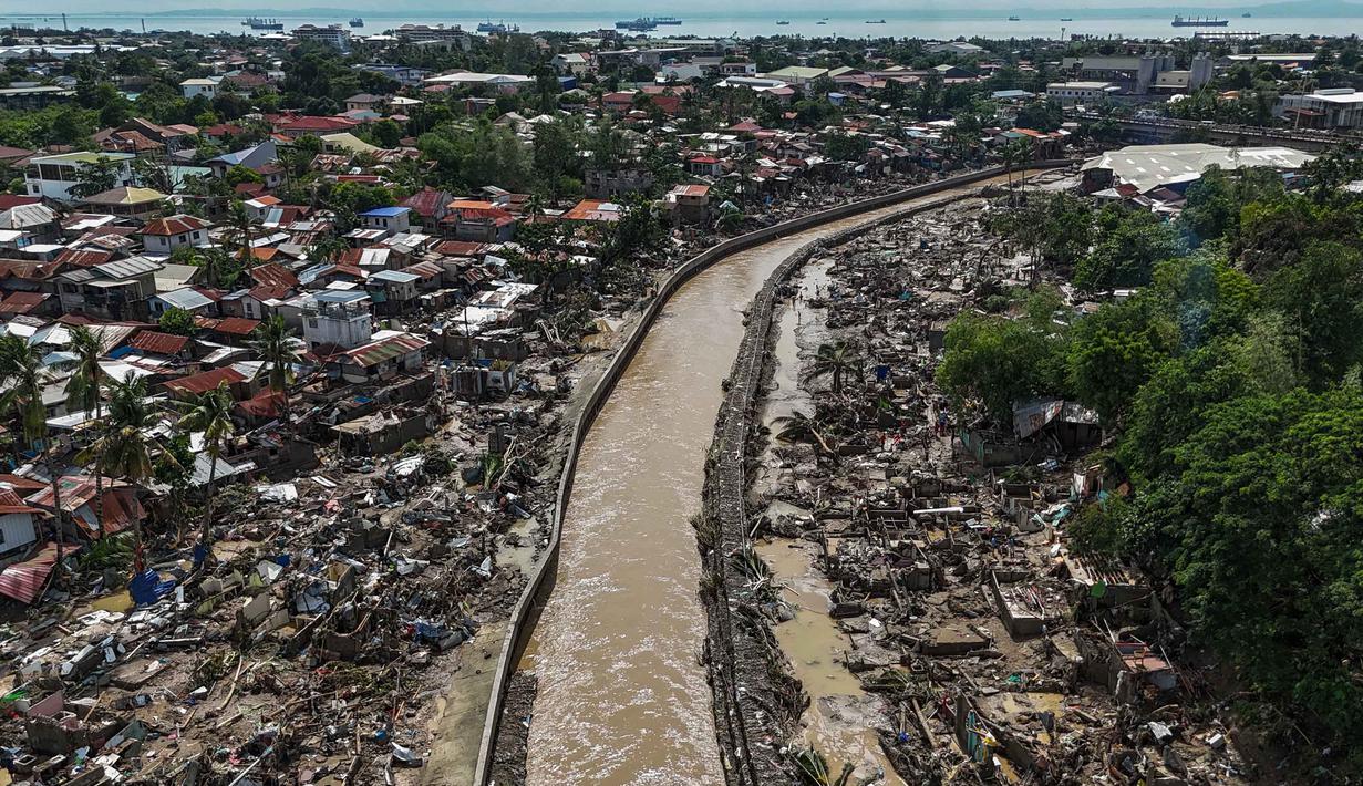 Foto udara menunjukkan rumah-rumah yang rusak akibat terjangan Topan Kalmaegi di Talisay, Provinsi Cebu, Filipina, pada Rabu 5 November 2025. Pada Rabu 5 November 2025, jumlah korban tewas akibat Topan Kalmaegi di Filipina meningkat menjadi 66 orang. (Jam STA ROSA/AFP)