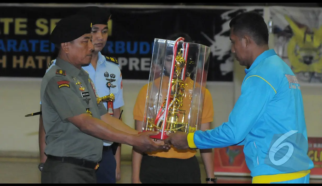 Panglima TNI Jenderal TNI Dr. Moeldoko menyerahkan Piala Kejuaraan Nasional (Kejurnas) Karate Panglima TNI III di GOR Ahmad Yani Mabes TNI Cilangkap, Jakarta, Kamis (15/1/2015). (Liputan6.com/Herman Zakharia)