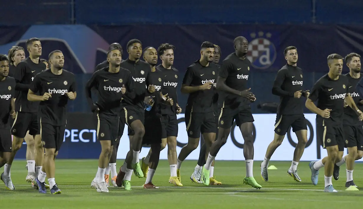 Para pemain Chelsea menghadiri sesi latihan jelang matchday pertama Liga Champions 2022/2023 menghadapi Dinamo Zagreb, di stadion Maksimir di Zagreb , Senin (5/9/2022). Duel perdana di Grup E Liga Champions antara Dinamo Zagreb vs Chelsea tersebut akan digelar di Stadion Maksimir, pukul 23.45 WIB. (Photo by Denis LOVROVIC / AFP)