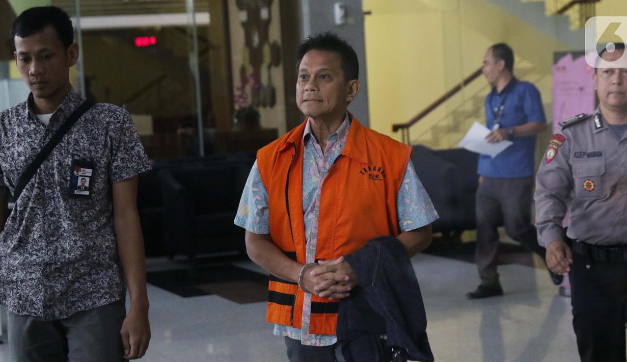 Tersangka kasus dugaan suap pengadaan mesin Rolls-Royce untuk pesawat Airbus milik Garuda Indonesia pada periode 2005-2014, Soetikno Soedarjo (kedua kiri) usai menjalani pemeriksaan lanjutan di Gedung KPK, Jakarta, Selasa (8/10/2019). (Liputan6.com/Helmi Fithriansyah)