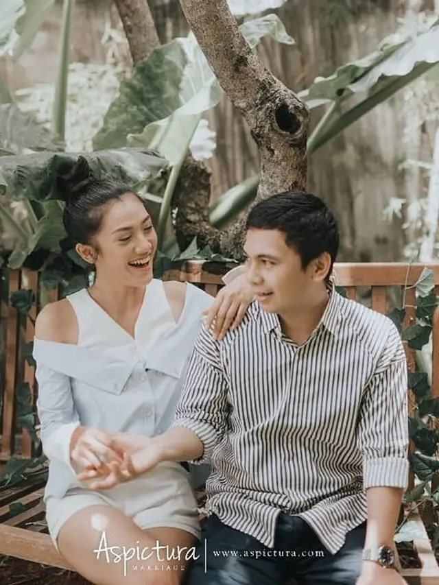 [Bintang] Romantis, Ini 8 Foto Pre Wedding Raditya Dika dan Anissa Aziza