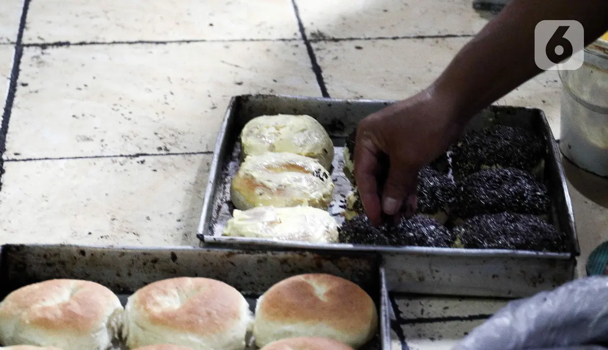 Pekerja memproduksi roti di industri roti rumahan Langgeng Sari di kawasan Pejompongan, Jakarta, Selasa (6/9/2022). Industri roti rumahan Langgeng Sari mengurangi produksi hingga 50 persen dari 4.000 menjadi 2.000 per hari untuk menekan biaya. (Liputan6.com/Herman Zakharia)