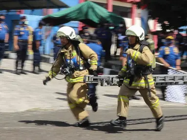 Peserta lomba Jakarta Fire and Rescue Competition 2022 di Pusdiklat Gulkarmat, Ciracas, Jakarta Timur, Senin (21/3/2022). Lomba tersebut diikuti oleh Dinas Penanggulangan Kebakaran dan Penyelamatan (Gulkarmat) sektor DKI Jakarta yang digelar 21 hingga 25 Maret 2022. (Liputan6.com/Herman Zakharia)