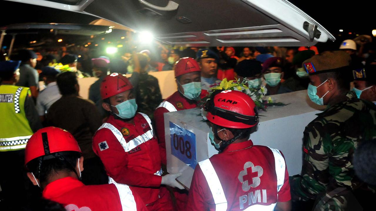 Malam Hari, Dua Jenazah Korban AirAsia QZ8501 Tiba Di Surabaya