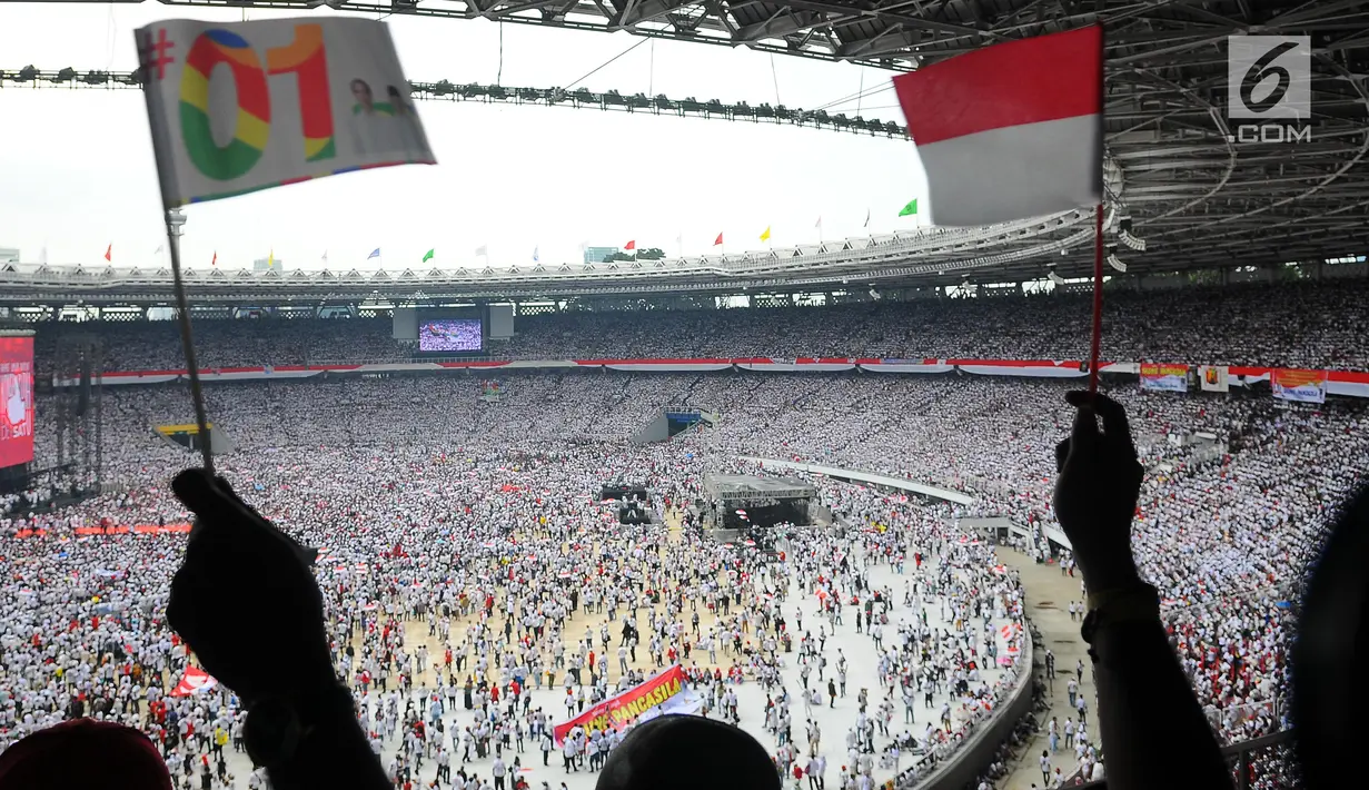 Pendukung pasangan Capres dan Cawapres nomor urut 01, Jokowi - Ma'ruf Amin saat mengikuti kampanye akbar di Stadion Gelora Bung Karno (SGBK), Jakarta, Sabtu (13/4). Kampanye akbar tersebut bertajuk konser putih bersatu. (Liputan6.com/Angga Yuniar)