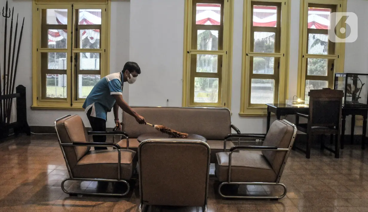 Petugas melakukan perawatan koleksi benda bersejarah di Museum Perumusan Naskah Proklamasi, Menteng, Jakarta Pusat, Rabu (10/8/2022). Perawatan patung dan benda bersejarah yang menjadi saksi detik-detik proklamasi kemerdekaan Republik Indonesia itu dilakukan secara rutin dan khusus oleh tim konservasi untuk menjaga kebersihan dan kelestarian pusaka. (merdeka.com/Iqbal S. Nugroho)
