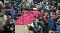 Tentara membawa peti mati seorang perwira yang tewas dalam serangan Balochistan untuk dimakamkan di Faisalbad. (Foto: AFP/Ghazanfar Majid)