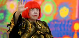 Seniman Jepang Yayoi Kusama melambaikan tangan dalam sesi pemotretan saat pratinjau pers pamerannya yang bertajuk "My Eternal Soul" di National Art Center, Tokyo, pada 21 Februari 2017. (TOSHIFUMI KITAMURA/AFP)