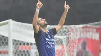 Gelandang serang Arema Cronus, Srdan Lopicic terkejut dengan aturan babak semifinal Piala Gubernur Kaltim yang menggunakan sistem trofeo, (Bola.com/Iwan Setiawan)