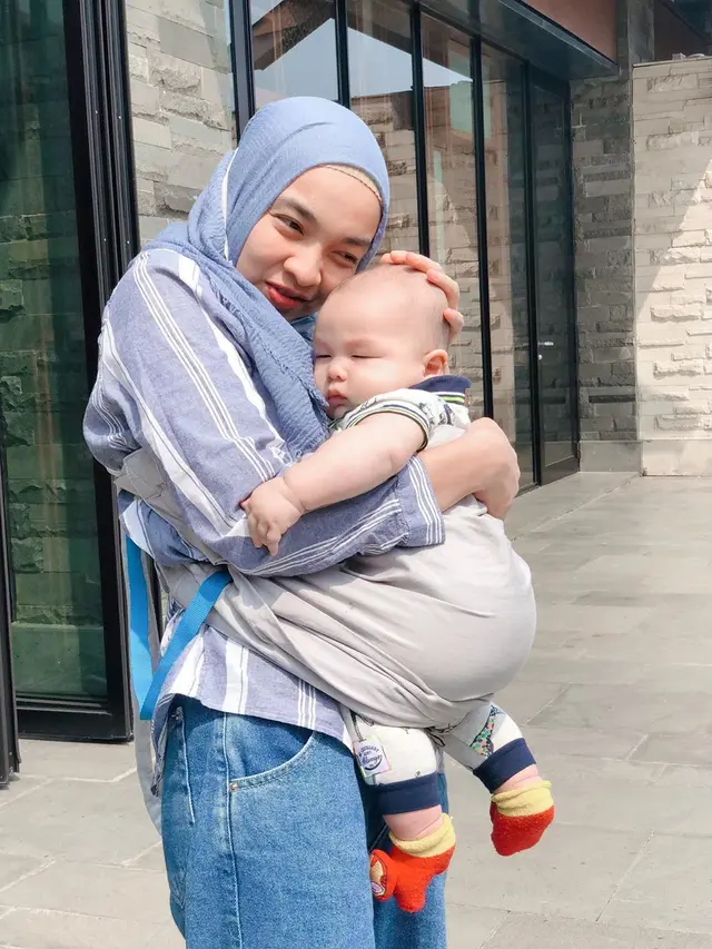6 Potret Tika Bravani Momong Buah Hati, Penuh Kehangatan