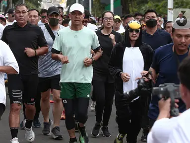 Calon presiden nomor urut 3 Ganjar Pranowo berlari pagi bersama masyarakat dalam acara Penguin SeliweRun di Senayan Park, Jakarta Pusat, Minggu (14/1/2024). (merdeka.com/ Arie Basuki)