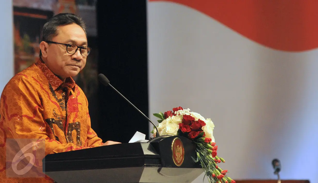 Ketua MPR Zulkifli Hasan memberi kata sambutan pada peringatan Hari Konstitusi di Kompleks Parlemen, Senayan, Jakarta, Selasa (18/8/2015). Acara tersebut juga dihadiri Wapres Jusuf Kalla. (Liputan6.com/Herman Zakharia)
