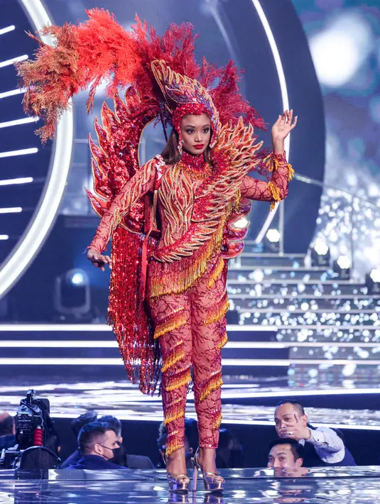 Miss Curacao Shariengela Cijntje tampil pada presentasi kostum nasional kontes kecantikan Miss Universe ke-70 di Eilat, Israel, 10 Desember 2021. Para kontestan dari berbagai negara dengan apik mengeksekusi kostum nasionalnya dan berlomba-lomba menjadi yang terbaik. (Menahem KAHANA/AFP)