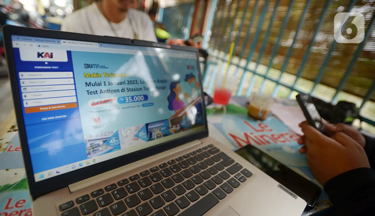 Warga melakukan transaksi digital sektor e-commerce di Jakarta, Rabu (20/7/2022). Potensi pasar bagi pelaku e-commerce di Indonesia sangat besar, menurut laporan We Are Social terdapat 204,7 juta pengguna internet di Tanah Air per Januari 2022. (merdeka.com/Imam Buhori)