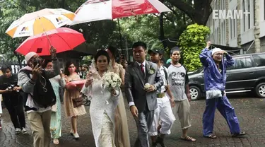 Sepasang pengantin yang akan menikah di gereja Katedral ditolong dan diberi jalan oleh massa Aksi 112 menembus kerumunan massa