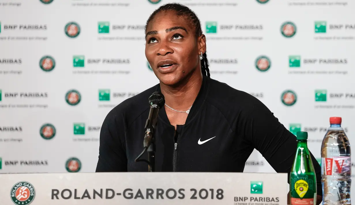 Petenis AS, Serena Williams menggelar konferensi pers terkait pengunduran dirinya dari Prancis Terbuka di Roland Garros, Paris, Senin (4/6). Serena Williams mundur setelah mengalami cedera otot pektoral yang mengganggu servisnya. (Pauline BALLET/FFT/AFP)