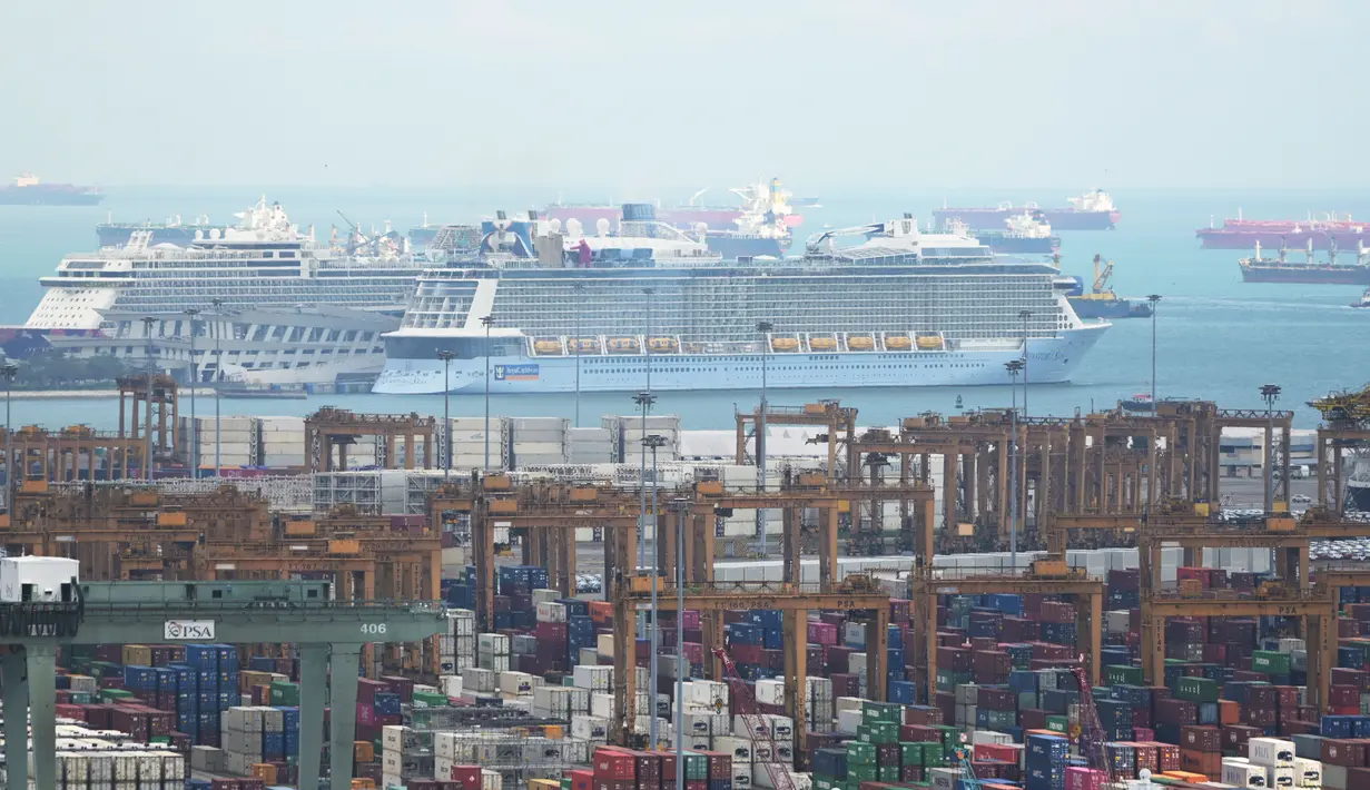 Kapal pesiar Royal Caribbean Quantum of the Seas berlabuh di Marina Bay Cruise Center, Singapura, pada 9 Desember 2020. Kapal pesiar Royal Caribbean tersebut kembali ke Singapura pada Rabu (9/12) pagi setelah seorang penumpang berusia 83 tahun positif terinfeksi COVID-19. (Xinhua/Then Chih Wey)