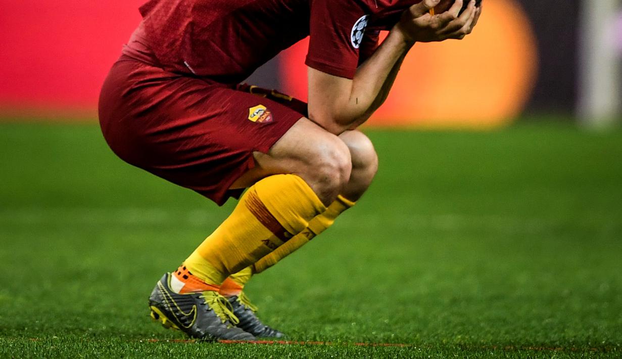 Ekspresi kekecewan pemain AS Roma, Alessandro Florenzi pada leg kedua, babak 16 Liga Champions yang berlangsung di Stadion Do Dragao, Porto, Kamis (7/3). AS Roma kalah 1-3 kontra Porto (AFP/Patricia de Melo)