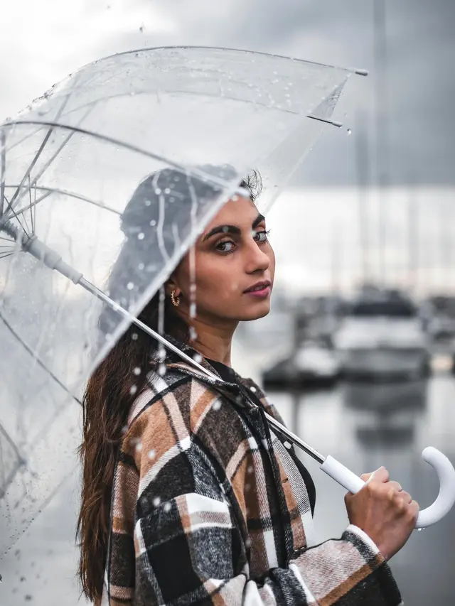 wanita bermain hujan