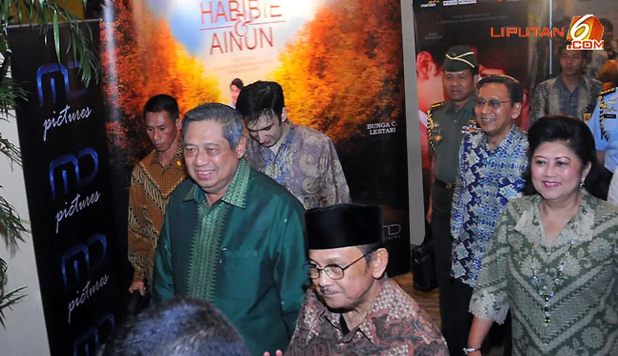 Presiden Susilo Bambang Yudhoyono dan BJ Habibie menghadiri pemutaran perdana film Habibie-Ainun.
di XXI Epicentrum, Kuningan, Jakarta.