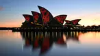 Bunga poppy diproyeksikan ke layar Opera House saat angkatan bersenjata Australia memainkan 'The Last Post' selama Remembrance Day Dawn Service di Sydney, Jumat (11/11/2022). Remembrance Day 2022 menandai 104 tahun sejak Gencatan Senjata yang mengakhiri Perang Dunia Pertama pada 11 November 1918. (Saeed KHAN / AFP)