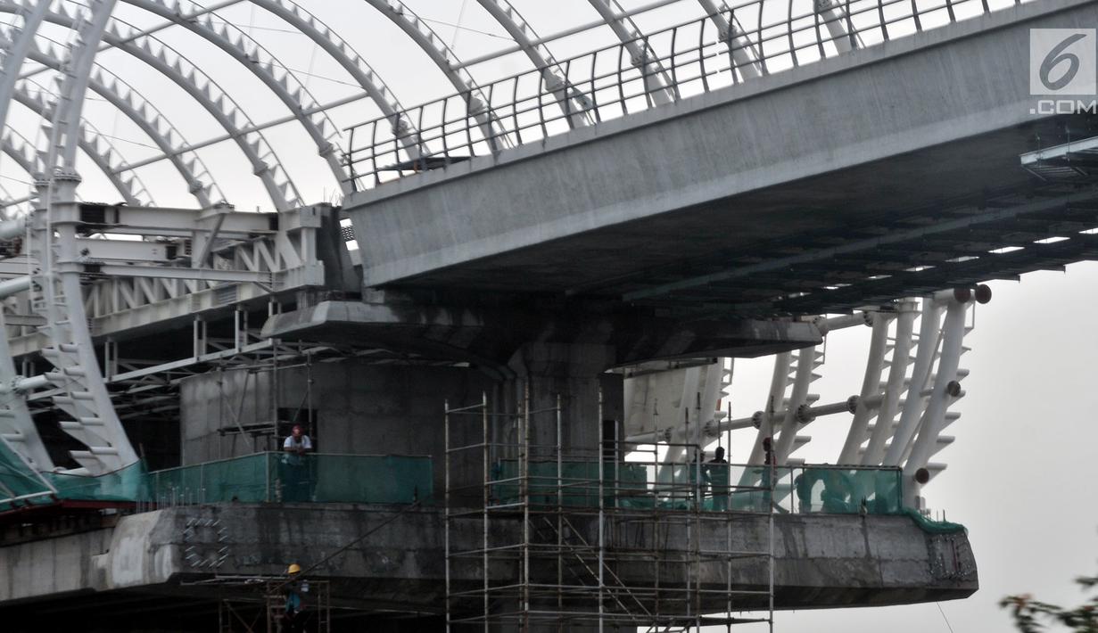 Aktivitas pekerja menyelesaikan proyek LRT Jabodebek di kawasan Cibubur, Jakarta, Senin (18/2). PT KAI menetapkan tarif LRT Jakarta-Bogor-Depok-Bekasi (Jabodebek) sebesar Rp 12.000 untuk sekali jalan. (Merdeka.com/Iqbal S. Nugroho)