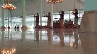 Sejumlah penari Bedhaya Anglir Mendung melakukan geladi untuk persiapan jumenengan Mangkunegara X di Pura Mangkunegaran.(Liputan6.com/Fajar Abrori)