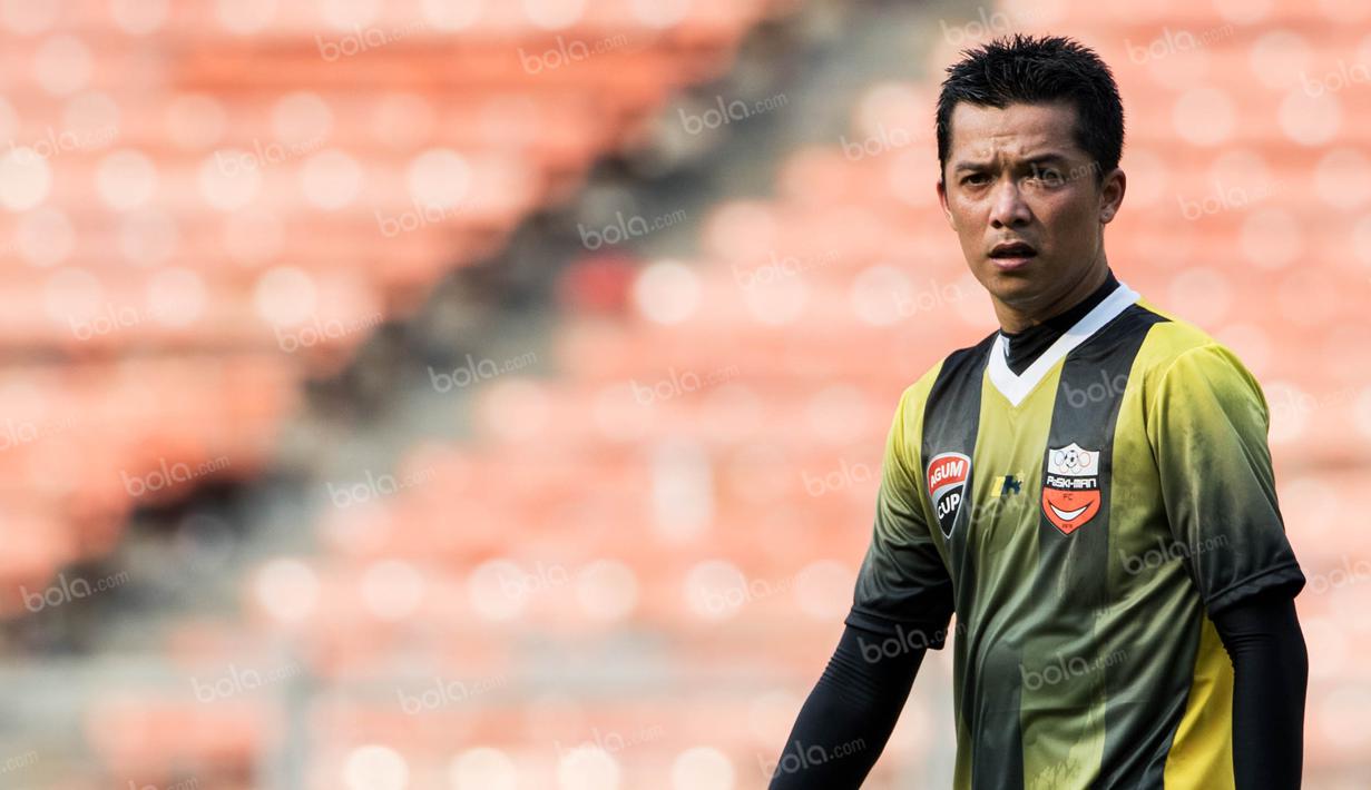 Mantan pebulutangkis, Taufik Hidayat, bermain sepak bola bersama tim Paski Man pada Agum Gumelar Cup di SUGBK, Jakarta, Minggu (10/4/2016) kemarin. Taufik Hidayat dkk.berhasil menaklukan Selebriti FC dengan skor 4-1. (Bola.com/Vitalis Yogi Trisna)