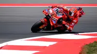 Pembalap MotoGP Spanyol dari Tim Ducati Lenovo, Marc Marquez, memacu motornya saat sesi latihan bebas jelang MotoGP Grand Prix Indonesia di Sirkuit Internasional Mandalika, Mandalika, Nusa Tenggara Barat, Jumat 3 Oktober 2025. (SONNY TUMBELAKA/AFP)