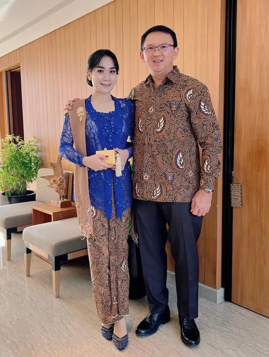 Basuki Tjahaja Purnama dan sang istri tampil serasi dalam balutan batik senada dan kebaya brokat biru. @btpnd.