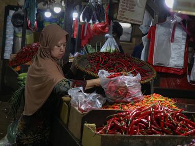 Pedagang tengah menata cabai merah di Pasar Senen, Jakarta, Rabu (26/2/2025). (Liputan.com/Angga Yuniar)