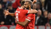 Pemain Bayern Munchen, Eric Maxim Choupo-Moting (kanan) berselebrasi bersama Leon Goretzka. Bayern melibas Viktoria Plzen 5-0 di Allianz Arena, Rabu (5/10/2022). (AFP/Christof Stache)