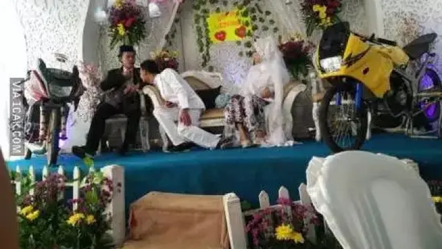 10 Potret Desain Pelaminan Nyeleneh Ini Bikin Tamu Geleng Kepala