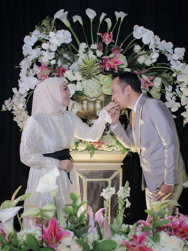 Umumkan Kelahiran Anak Ketiga, Ini 6 Potret Bahagia Keluarga Denny Cagur