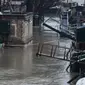 Sebuah mobil melintasi banjir di tepi sungai Seine, Paris (22/1). Sungai Seine telah berubah menjadi torrent berlumpur yang kuat yang telah menenggelamkan taman dan jalan. (AFP Photo/Stephane De Sakutin)