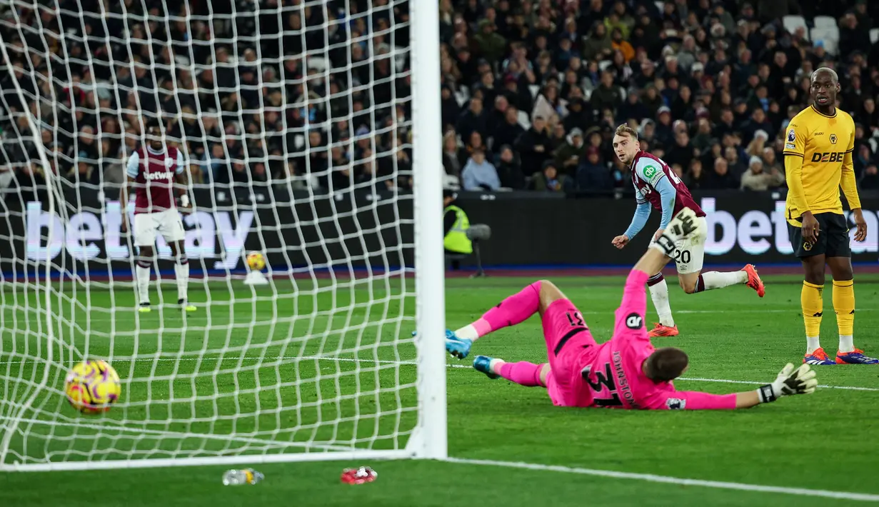 Pemain West Ham United, Jarrod Bowen mencetak gol kemenangan timnya ke gawang Wolves pada laga lanjutan Liga Inggris 2024/2025 di London Stadium, London, Inggris, Selasa (10/12/2024) WIB. (AFP/Adrian Dennis)