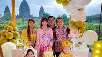 Ashanty dan Anang Hermansyah merayakan ulang tahun putrinya Arsy di Candi Prambanan, Jawa Tengah (Dok.Instagram/@ashanty_ash/https://www.instagram.com/p/B6Djih5pRTR/Komarudin)