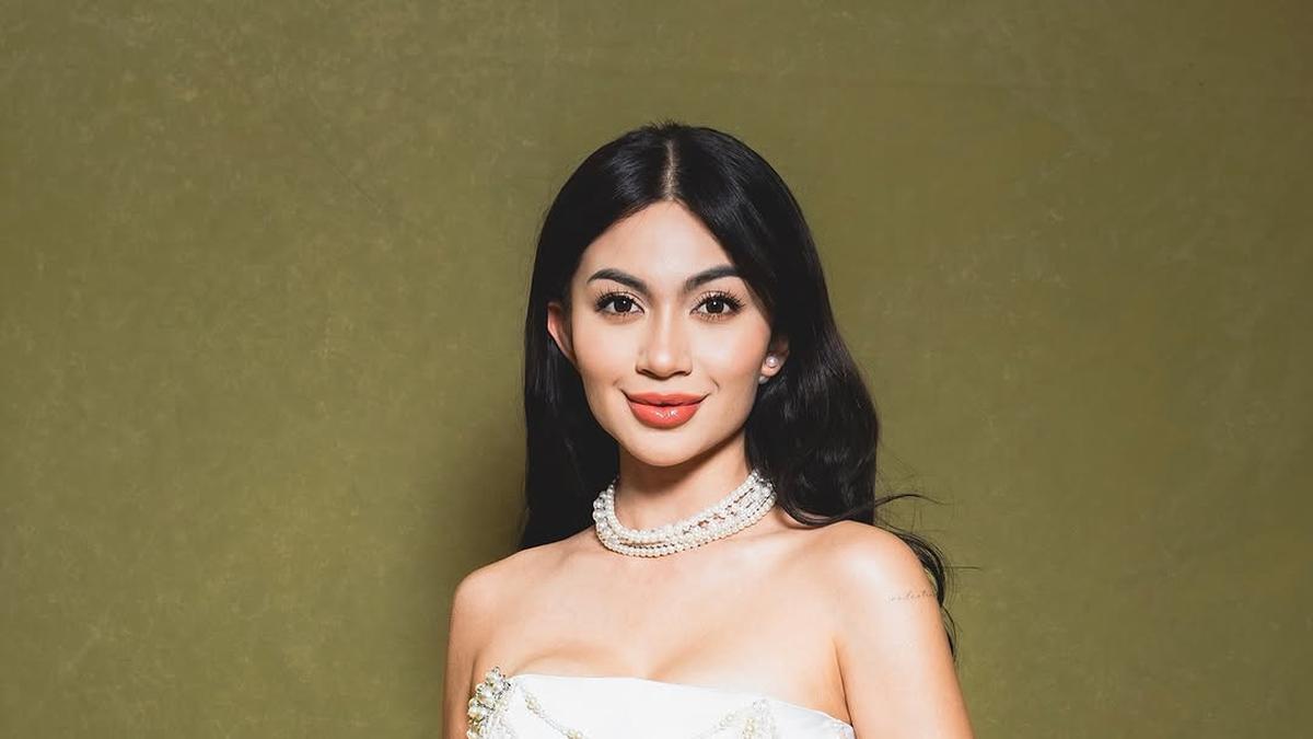 6 Pesona Mahal Ariel Tatum Berbalut Gaun Serba Mutiara di Gala Premiere Business Proposal Indonesia