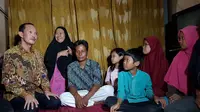 Wali Kota Palembang saat berkunjung ke rumah Herman, bapak penjual ginjal (Liputan6.com / ist - Nefri Inge)