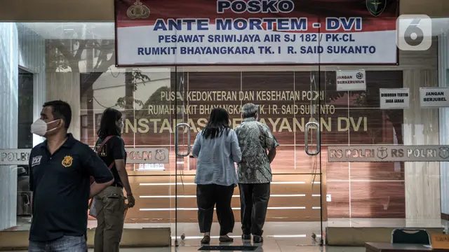 FOTO: Keluarga Korban Kecelakaan Sriwijaya Air SJ 182 Datangi Posko Ante Mortem RS Polri