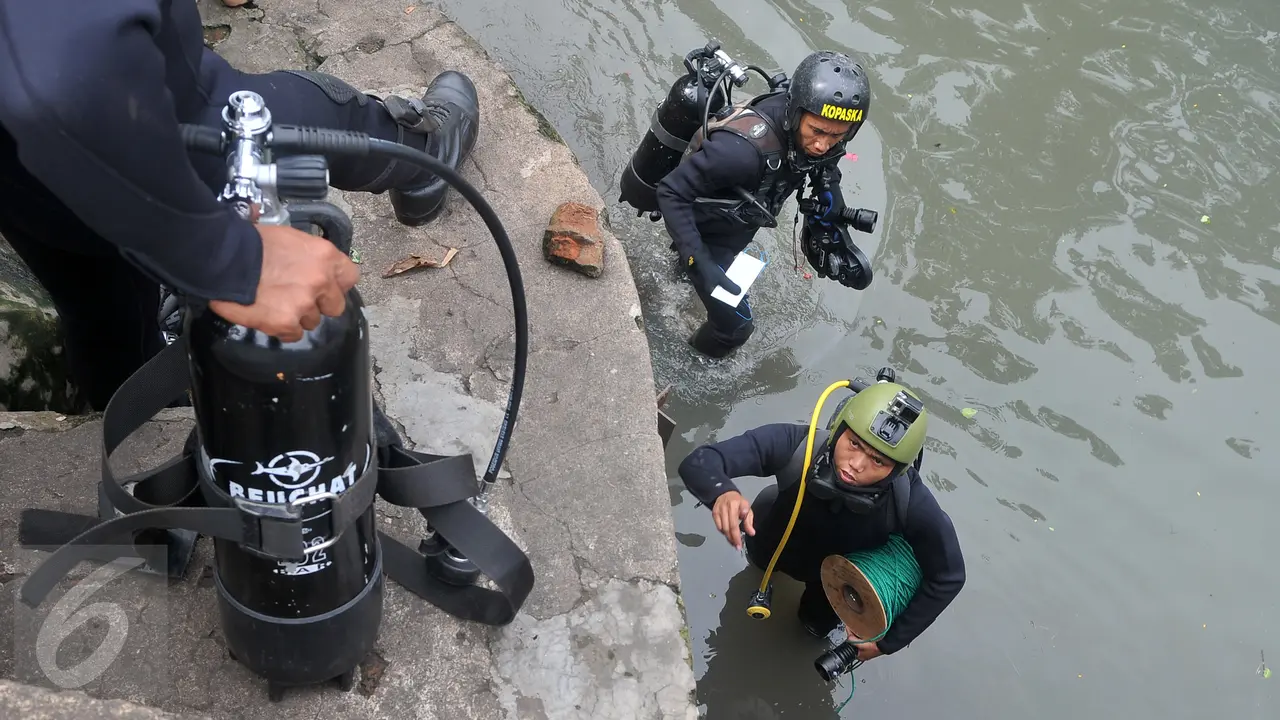 20160303-Cari Biang Kerok Banjir, Pasukan Katak Sisir Gorong-gorong-Jakarta