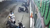 CCTV pria membawa kabur motor milik kekasihnya di Bandung. (istimewa)