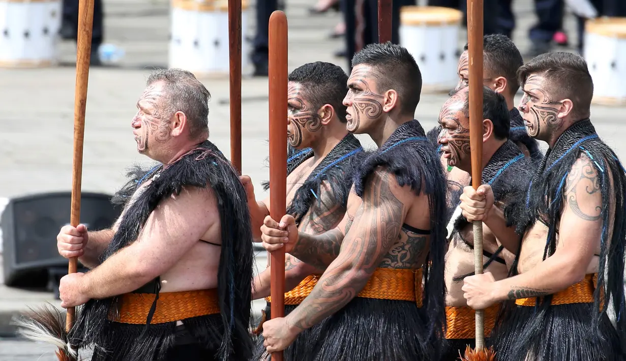 Sejumlah prajurit Maori menunjukkan aksi mereka pada perayaan Hari Bastille di Champs Elysees, Paris , Prancis , (14/7).  Ciri khas orang Maori yaitu dengan menato sekujur tubunya dan tanpa mengenakan busana. (REUTERS / Benoit Tessier)